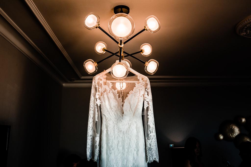 vestido novia colgado lampara en gran hotel la florida